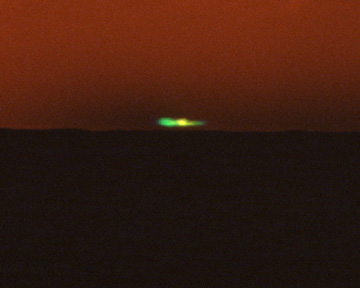 An inferior­mirage flash photographed near Scripps Pier